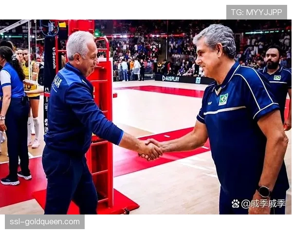 教练席瞬间：巴西女排主帅吉马良斯因一次争议判罚与裁判激烈交涉